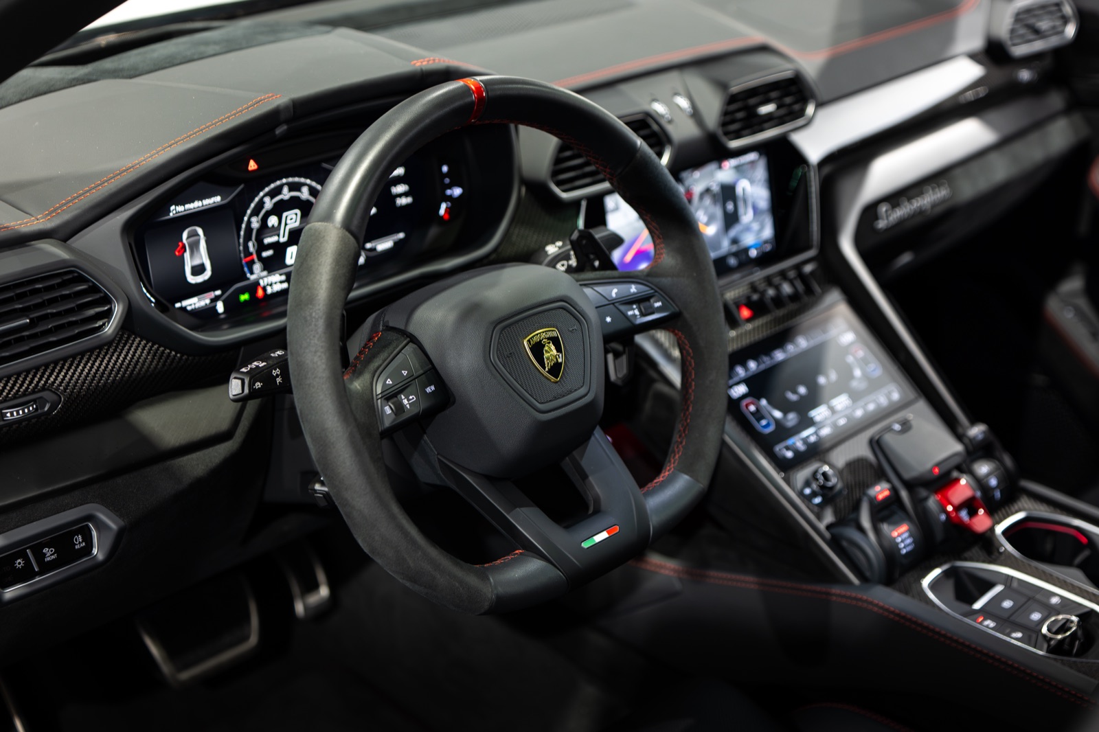 Lamborghini Urus Performante, photograph 16 of 26